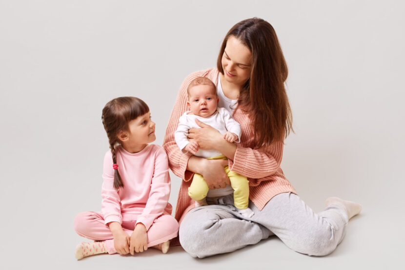 Mae-com-bebe-e-crianca-830x553.jpg
